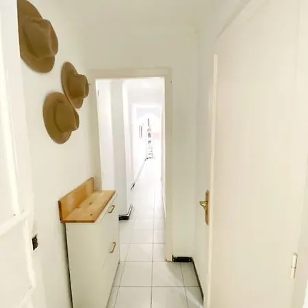 Bright & Comfortable Beach Flat *